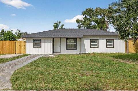 Photo of 4009 W Wallace Avenue, Tampa, FL 33611 (MLS # TB8435351)