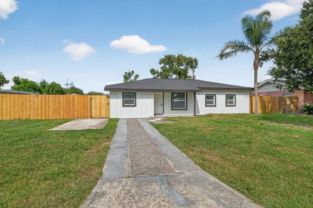 Photo of 4009 W Wallace Avenue, Tampa, FL 33611 (MLS # TB8435351)