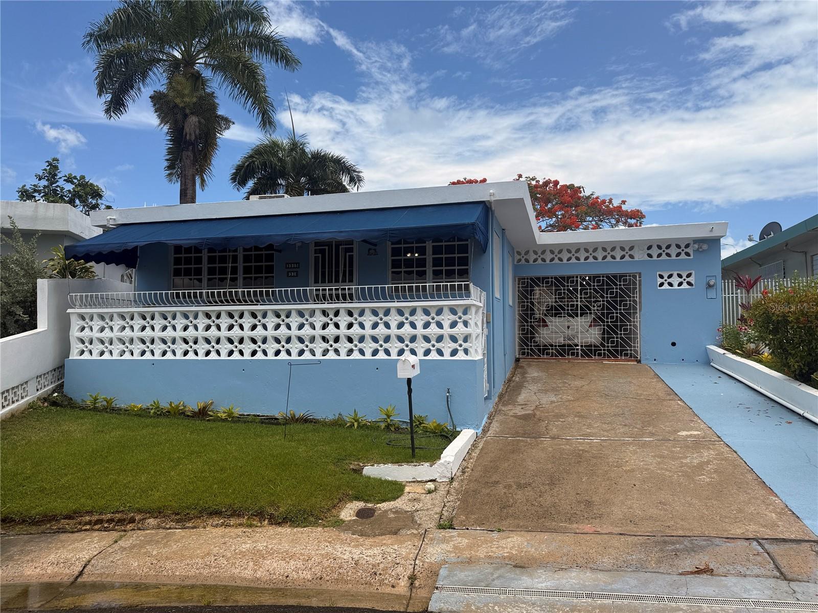 Excellent 4 bedrooms - 2 bath house, excellent conditions, good location , included all the appliances. Land 450 meters.