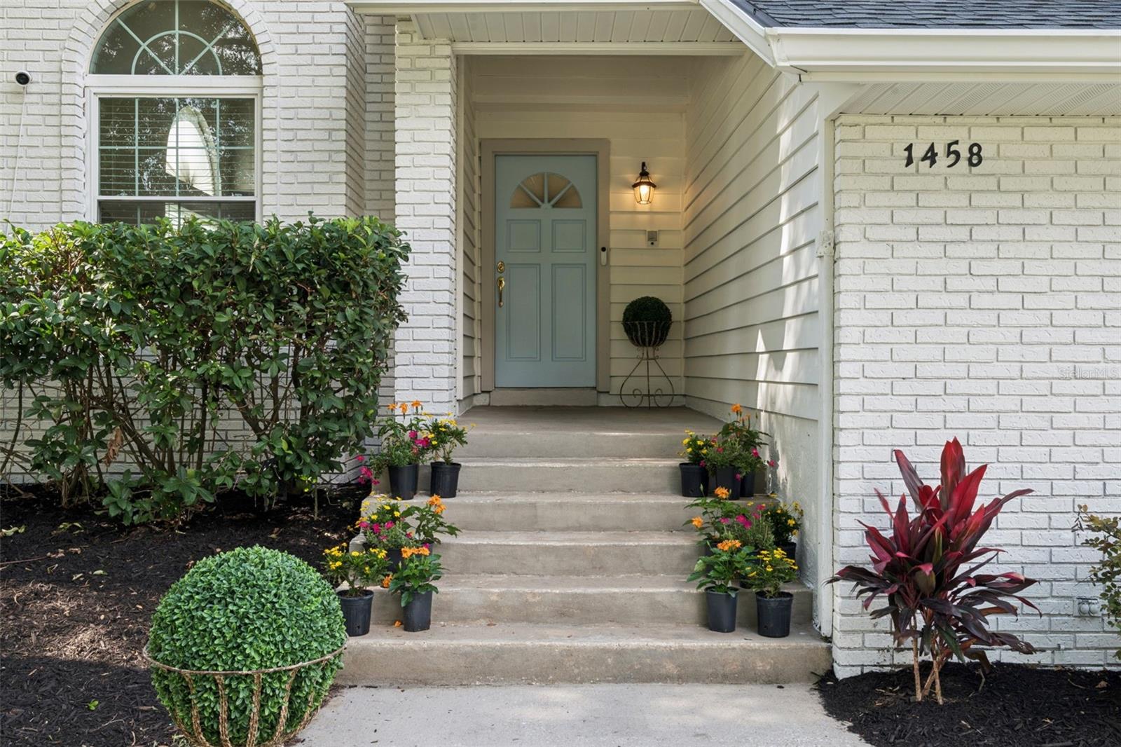 1458 ROYAL CIRCLE