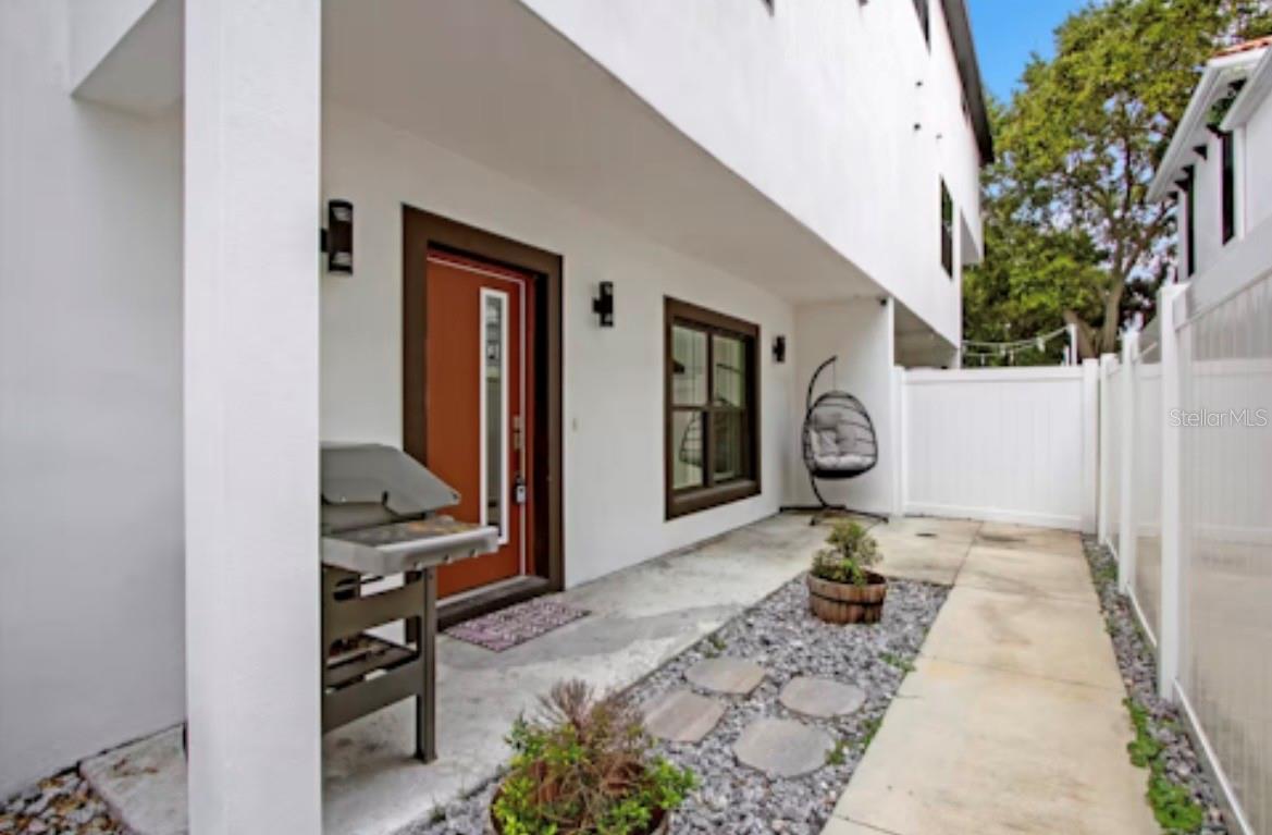 COURIER CITY - Residential Lease