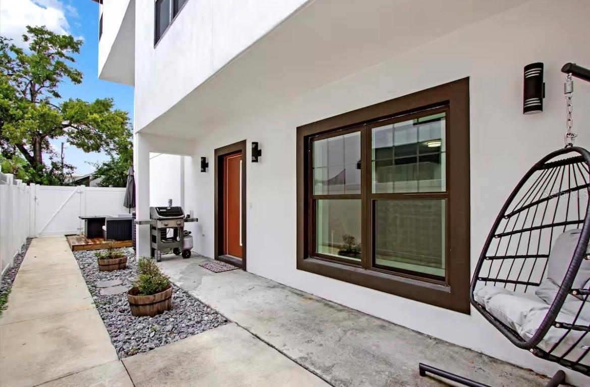 COURIER CITY - Residential Lease