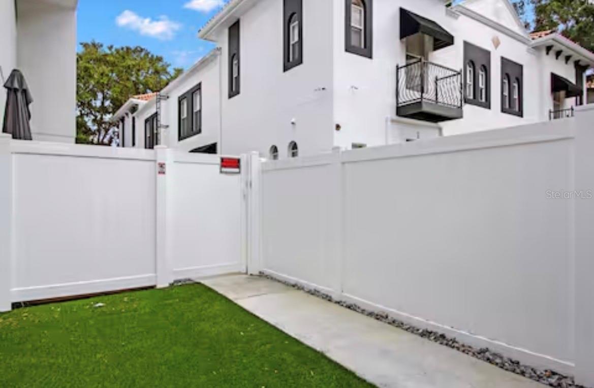 COURIER CITY - Residential Lease