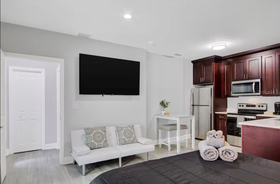 COURIER CITY - Residential Lease