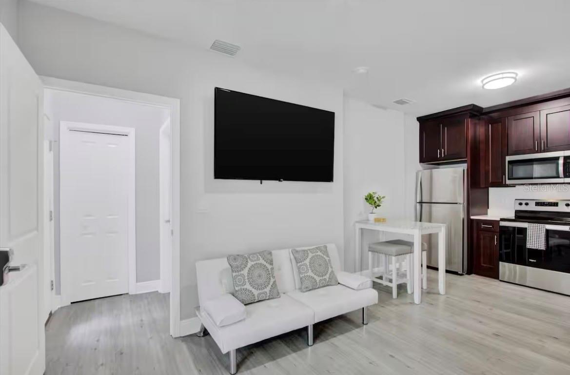 COURIER CITY - Residential Lease