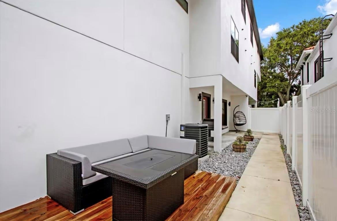 COURIER CITY - Residential Lease