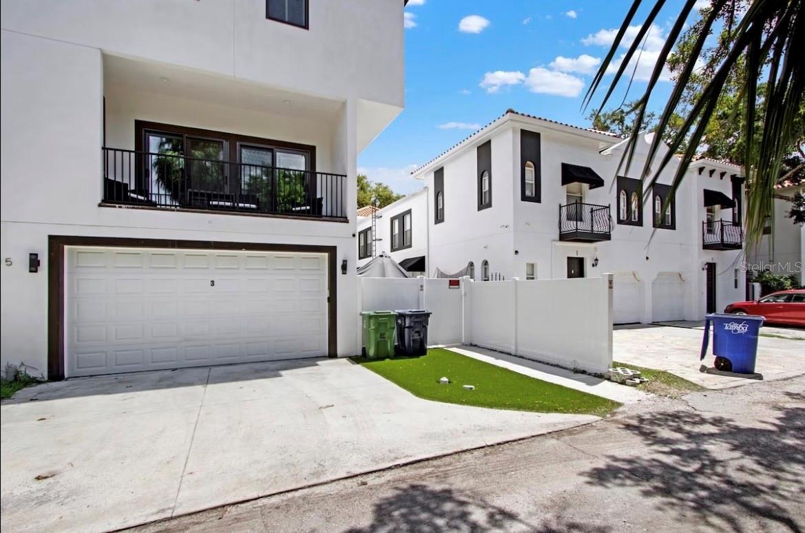 COURIER CITY - Residential Lease