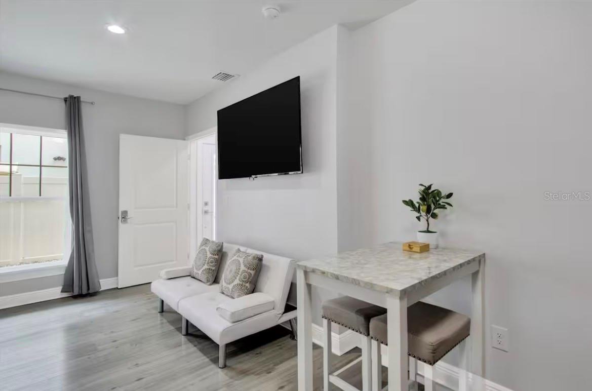 COURIER CITY - Residential Lease