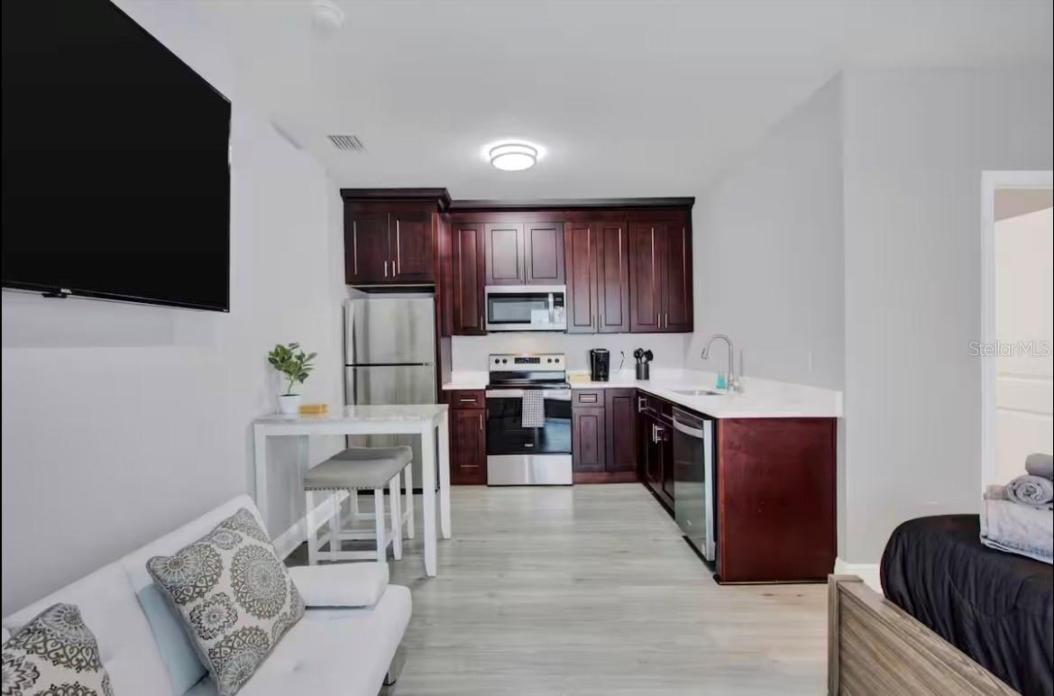 COURIER CITY - Residential Lease