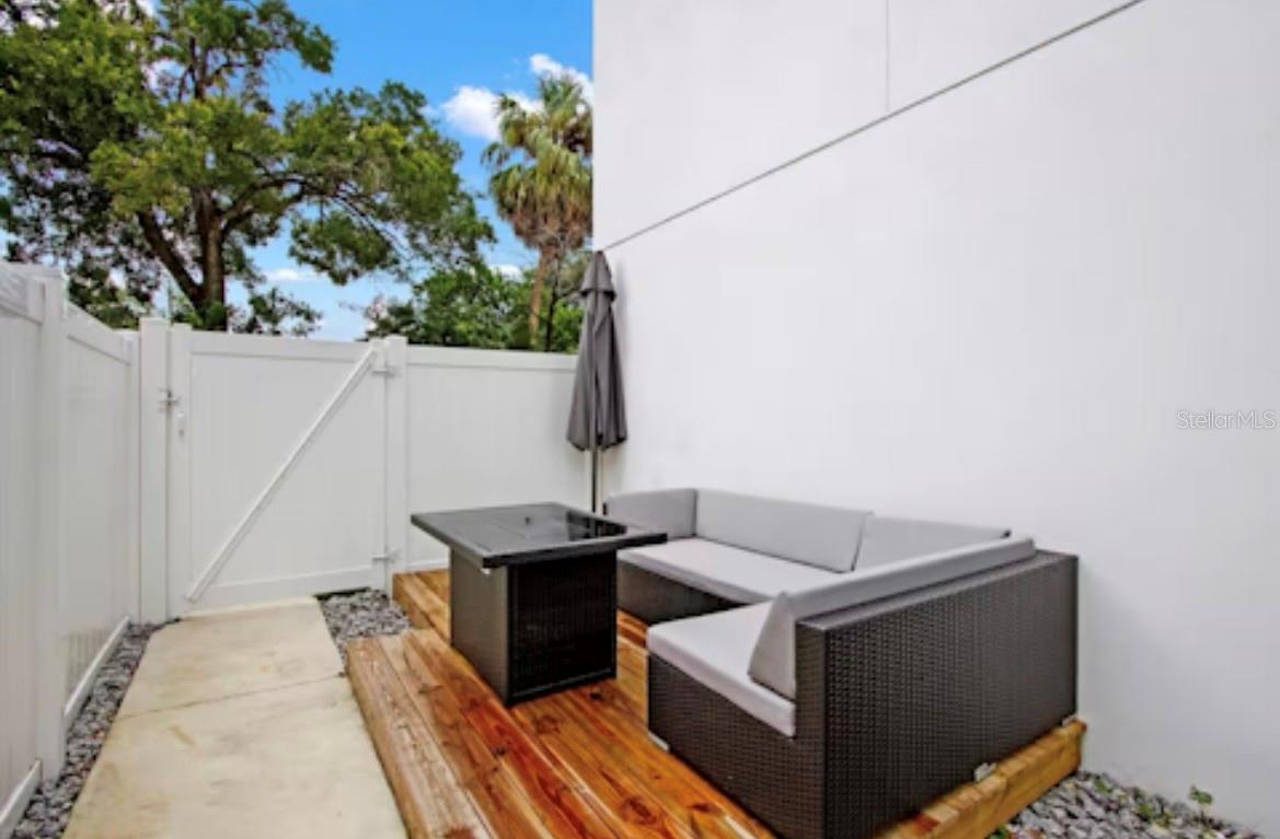 COURIER CITY - Residential Lease