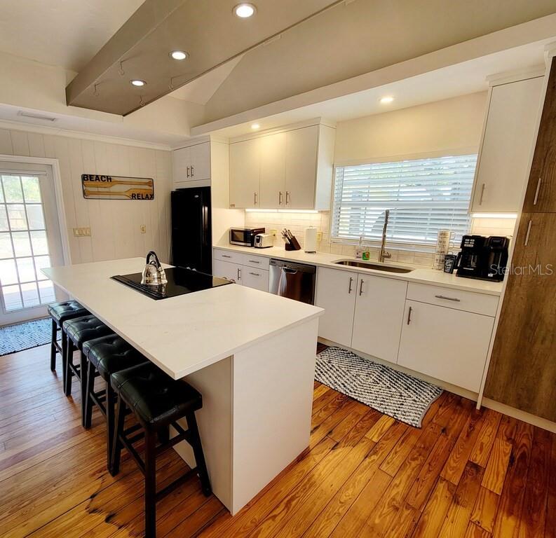 FULLY FURNISHED #A 2 x 2 Available 5/1/25 Short term $5,500/mo or Long Term $3,495/mo. Guest House, Unit #B, Unavailable until 4/1/25 - 2 bedroom x 1 Bathroom $2,500/mo. > Annual rental. Freshly renovated house with brand new kitchen and new bathrooms!
When you stay here you'll get a sense of a friendly quiet laid-back feeling in this nice house and neighborhood.
When you walk in, you will immediately see how spacious it is. You have plenty of room to stretch out and relax in this lovely environment.
Primary housel sleeps 6 comfortably. The larger spacious bedroom has 2 queen size beds in it.
You'll notice throughout the house how the quality is. The color selections are attractive from floor to ceiling!
When you walk out on the back porch, you'll see inviting outdoor furniture and a good size yard for your doggie to romp around in.
You can sit on the outdoor furniture, serve dinner outside and enjoy the gorgeous weather with your loved ones!
This rental house is less than 10 minutes to the world famous Siesta Keys Beach - ranked # 1 this year on TripAdvisor!
If you would like to take a stroll, you're about 1-2 minutes walking distance to the famous Walt's Fish House. Their food is delicious. They have an outdoor bar too. Seasonal rate schedule; July-Dec $3,500/mo., Jan-Apr=$7,500/mo.