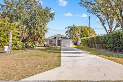 A home in WINTER HAVEN