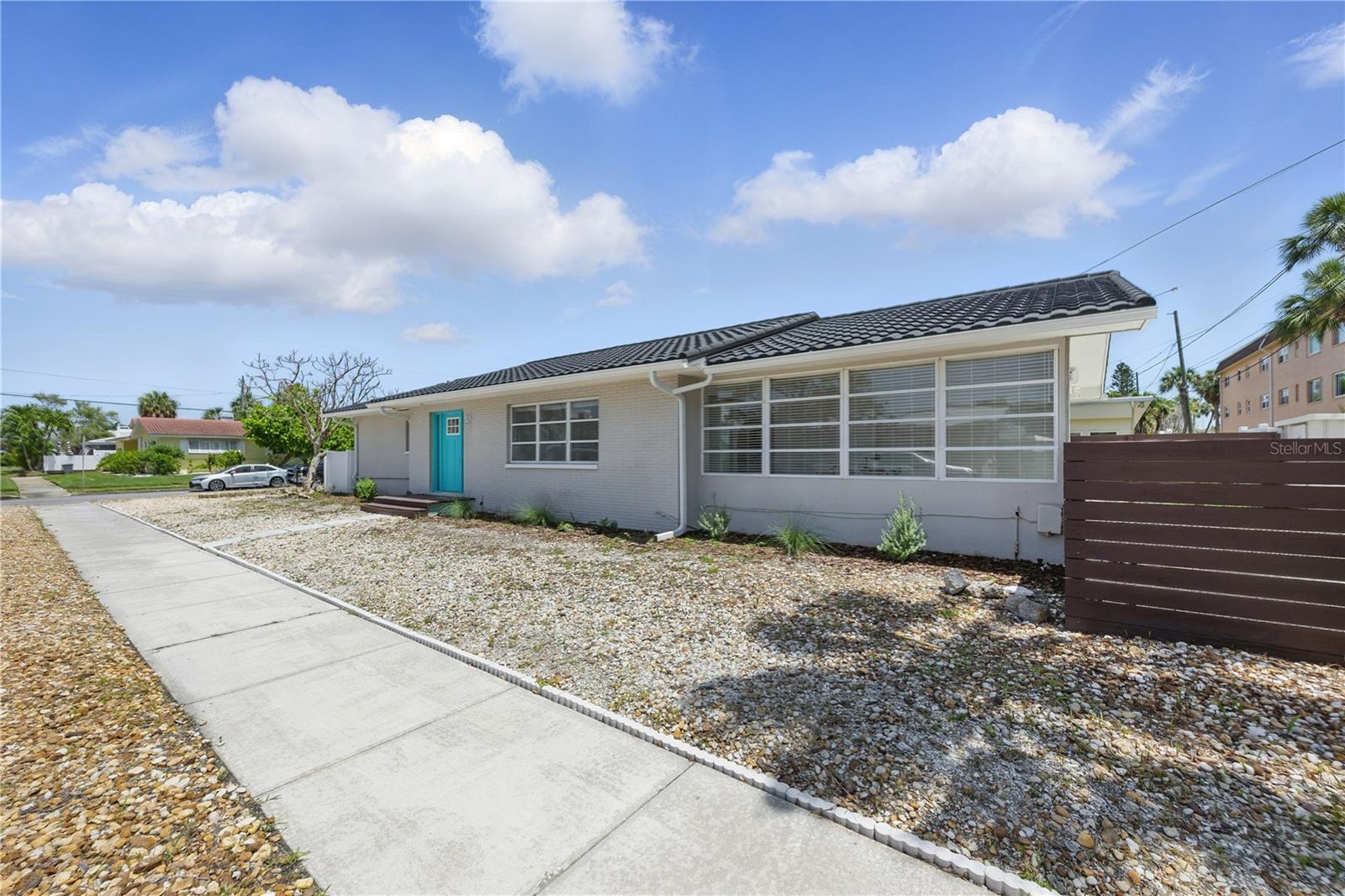 DON CE-SAR PLACE - Residential Lease