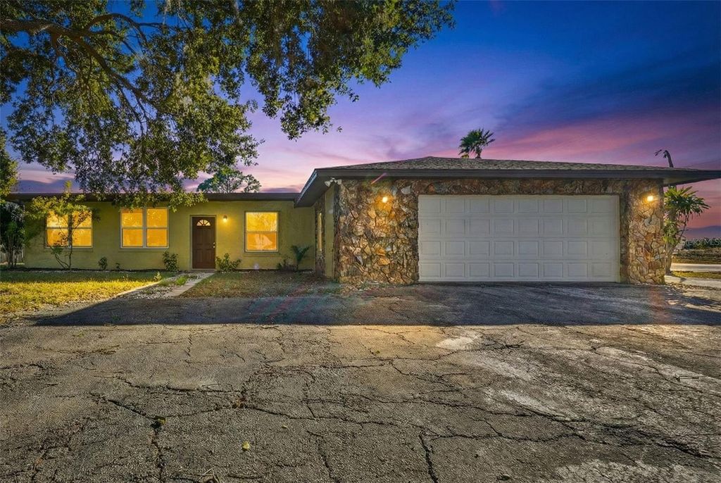 Photo of 8812 Oakwood Drive, Lake Wales, FL 33898 (MLS # O6376340)