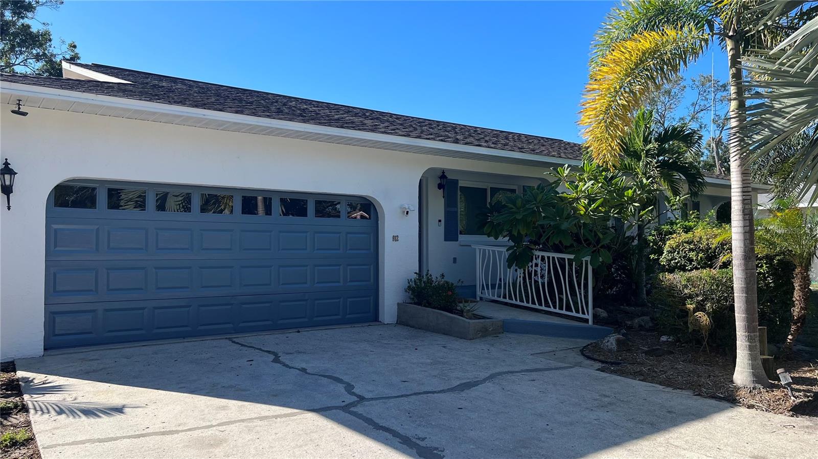 Very well maintained private house with 3 bedrooms, 2 bathrooms, open floor plan with private heated pool and pool cage with spacious fenced plot (quiet area).The house is only 10 minutes from Anna Maria Island and Holmes Beach. Near Robinson Preserve. Bring your boat and launch at Warner Bayou.
Enjoy Indoor / outdoor living. Patio, fenced pool deck, BBQ. Fully equipped kitchen with dining. Great home for vacation rental, seasonal rental and long term rental. Ask for rates and availability.