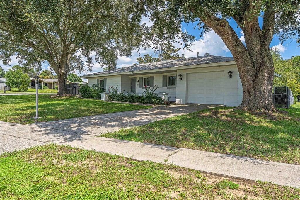 Photo of 3841 SW 143rd Lane Road, Ocala, FL 34473 (MLS # OM731094)