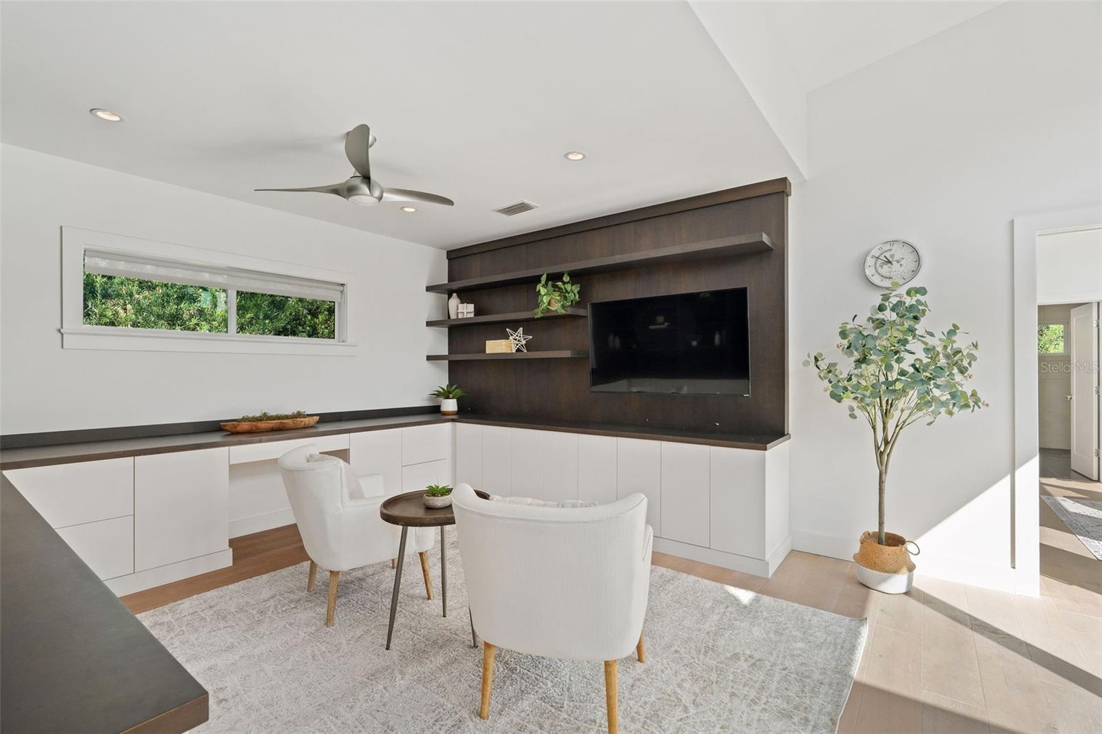 BEVERLY SHORES - Residential