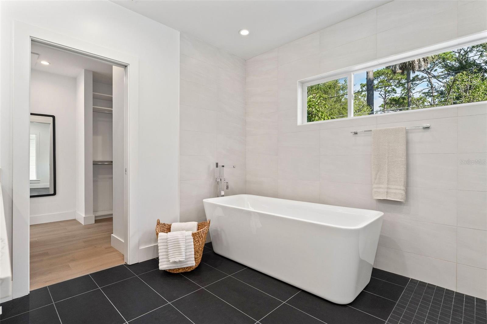 BEVERLY SHORES - Residential