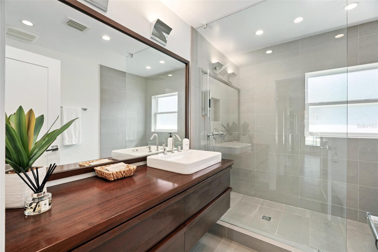 BEVERLY SHORES - Residential