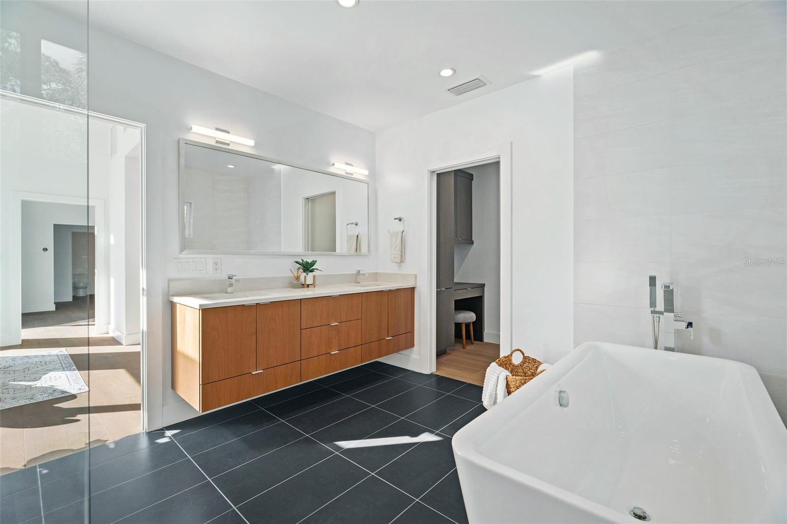 BEVERLY SHORES - Residential