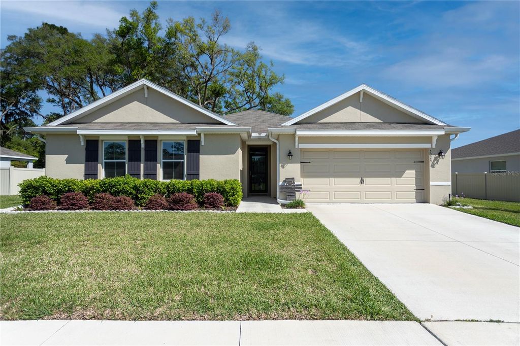 Photo of 5025 NE 15th Place, Ocala, FL 34470 (MLS # OM726140)