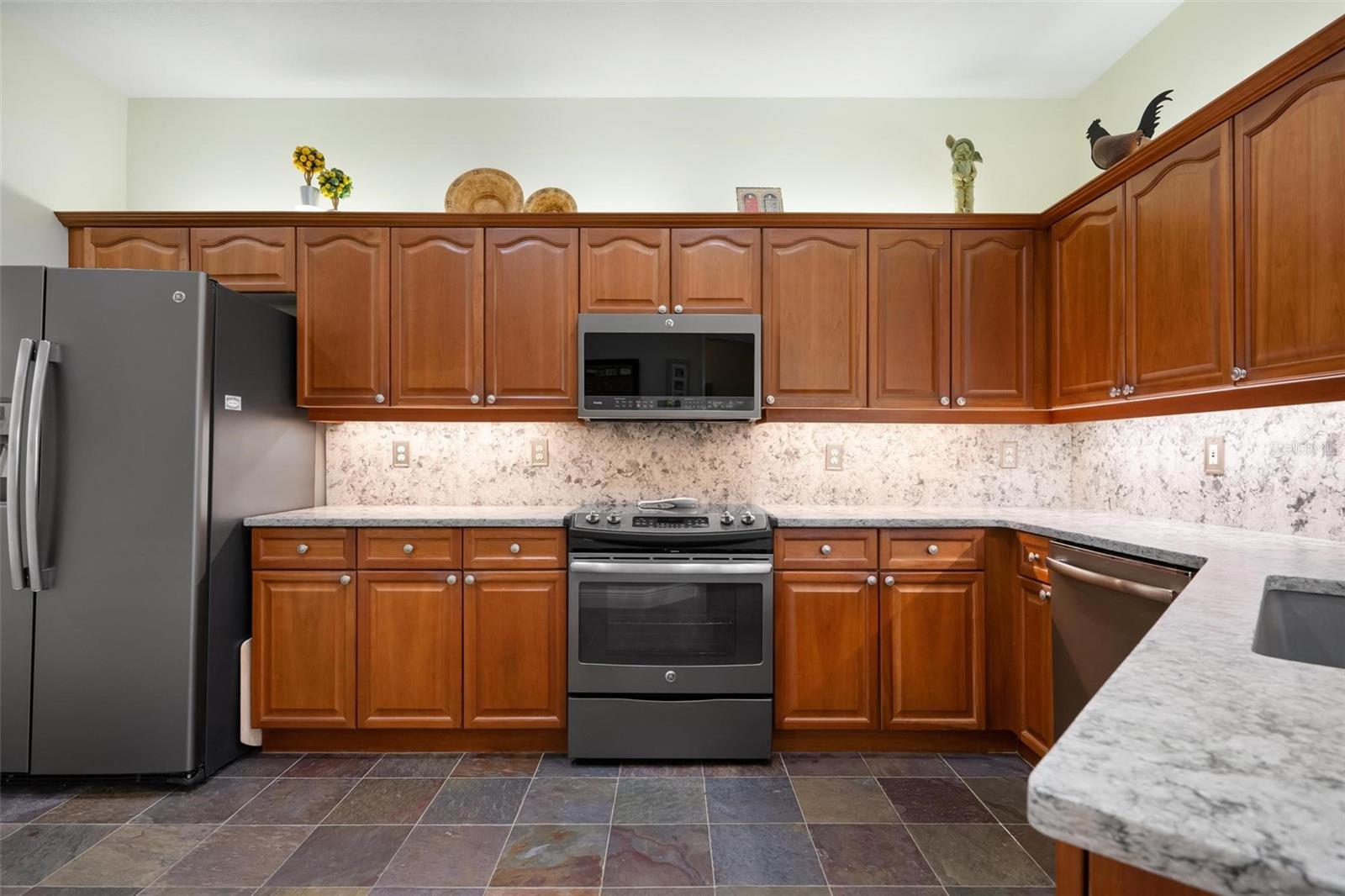 PELICAN POINTE GOLF & COUNTRY CLUB - Residential