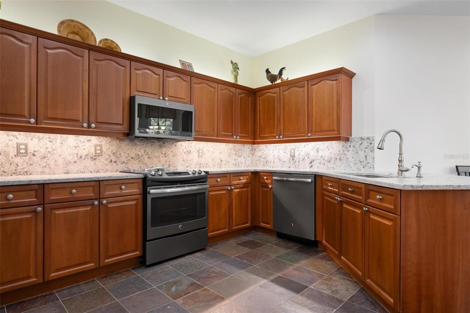 PELICAN POINTE GOLF & COUNTRY CLUB - Residential