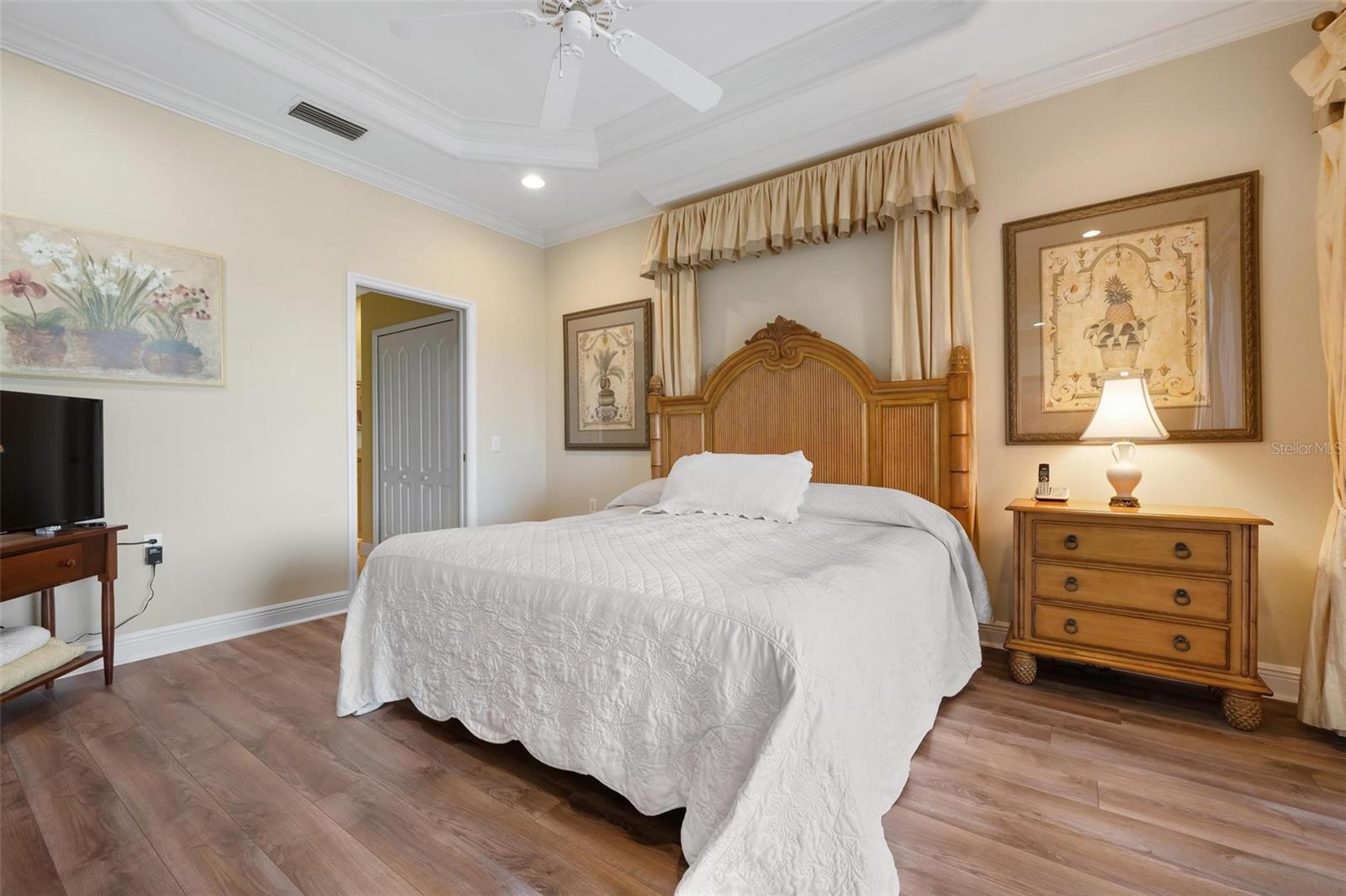 PELICAN POINTE GOLF & COUNTRY CLUB - Residential