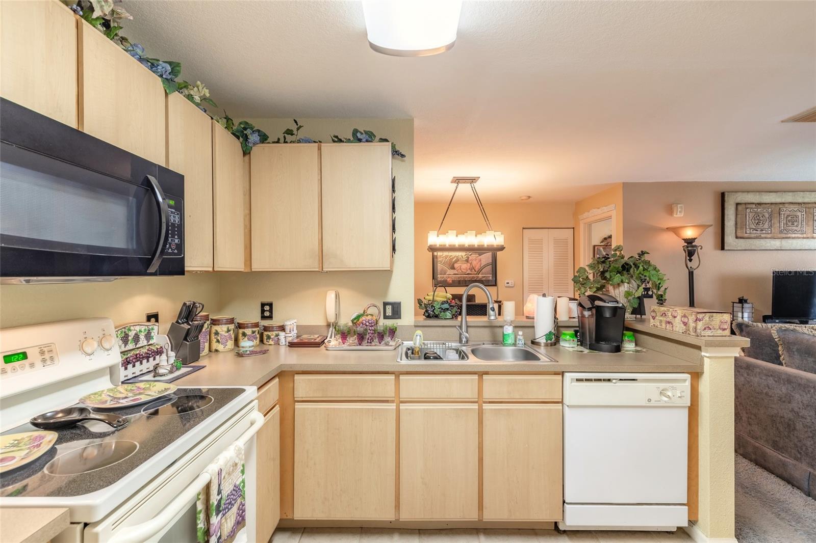 940 VILLAGE TRAIL 2-208