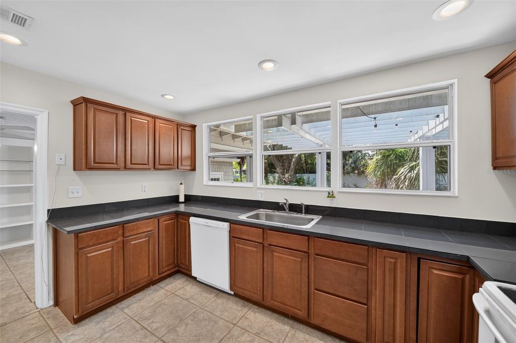 Photo of 2732 Newark Way, Orlando, FL 32803 (MLS # O6425363)