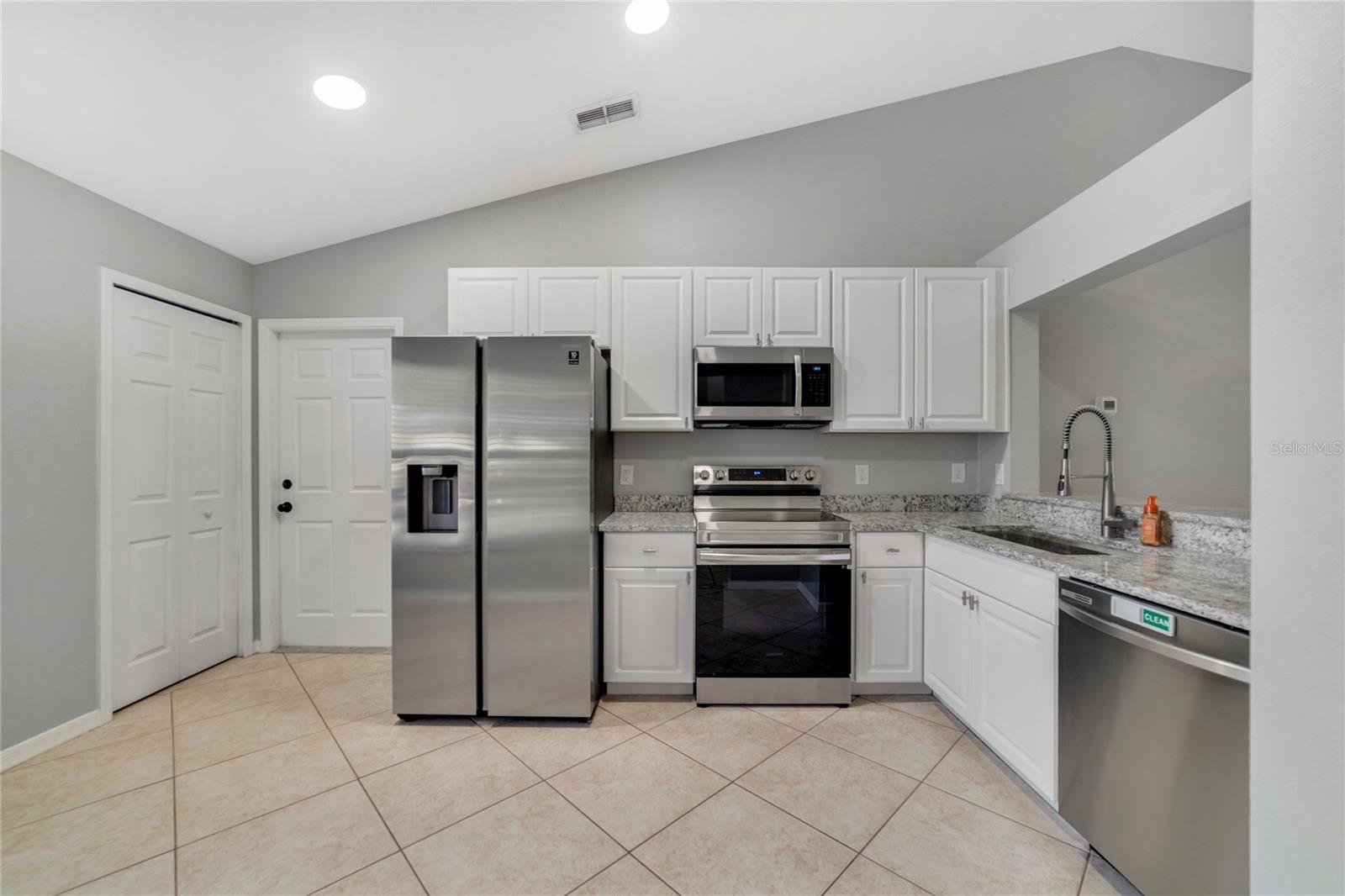 COLLEGE HEIGHTS PH 02 - Residential Lease