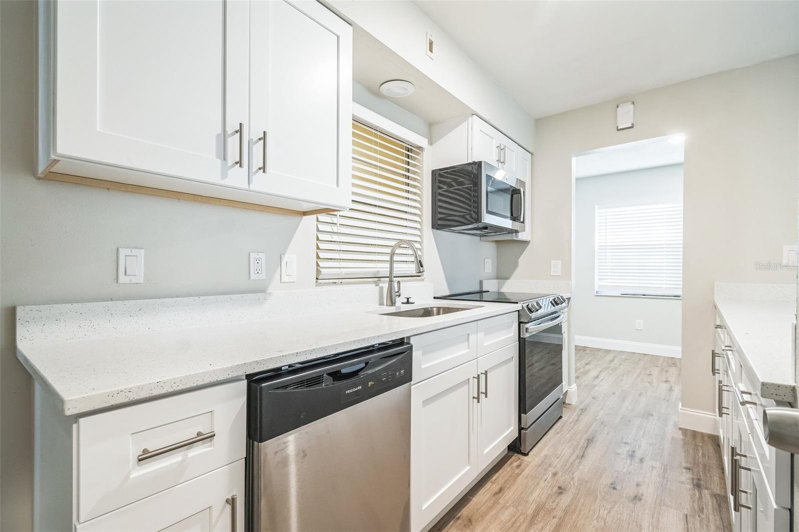1811 QUEEN PALM DRIVE
