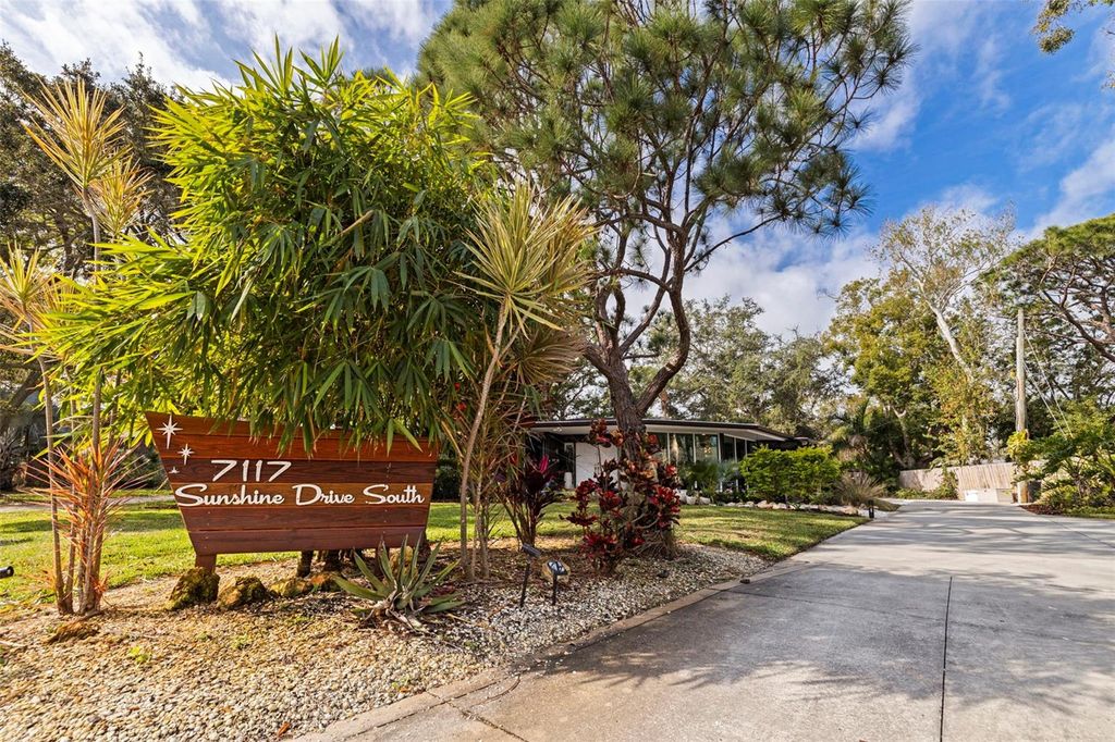 Photo of 7117 Sunshine Drive S, St Petersburg, FL 33705 (MLS # TB8467487)