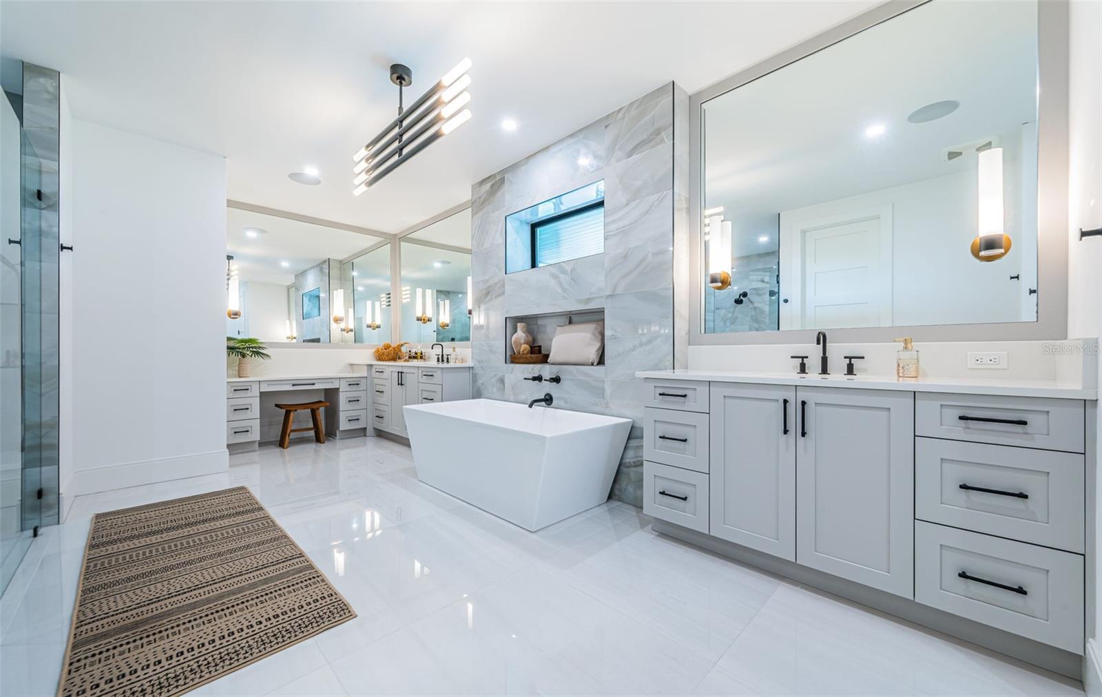 REDINGTON SHORES YACHT & TENNIS CLUB - Residential