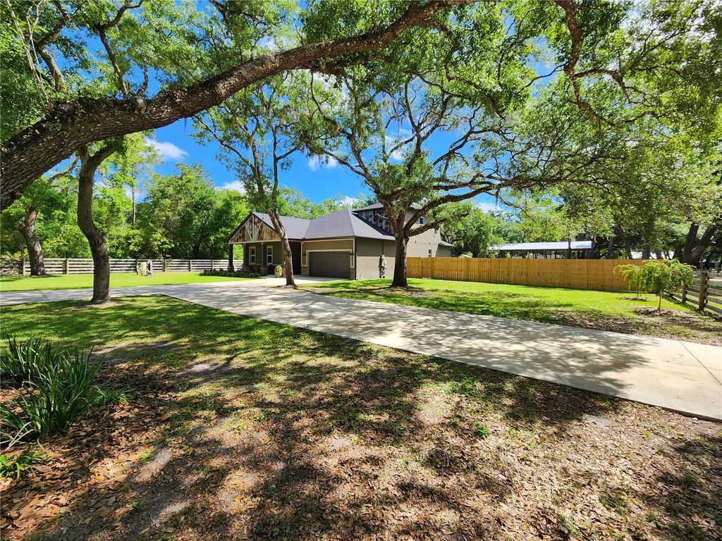 Photo of 16189 SE 190th Avenue, Weirsdale, FL 32195 (MLS # TB8499329)