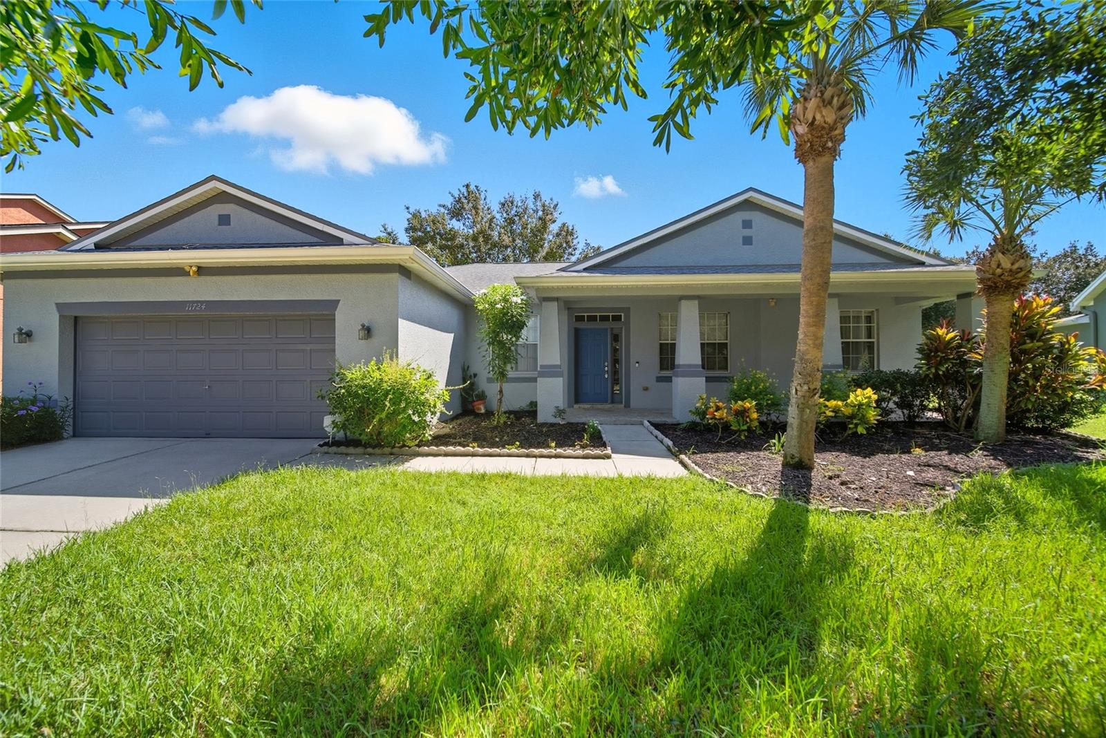 Welcome to Rivercrest, located in the heart of Riverview, FL! This charming neighbourhood features beautiful homes with impressive architectural details. As you enter, you'll be captivated by the expansive open-concept living areas with soaring ceilings and tiled floors. The oversized dining room and spacious eat-in kitchen, equipped with stainless steel appliances and ample cabinetry, are perfect for entertaining.
The split-plan design offers privacy, with the primary suite on one side and three additional bedrooms on the other. The primary suite opens to the screened-in lanai and boasts a luxurious ensuite bathroom with a garden tub, separate shower, and a large walk-in closet.
Community amenities include a playground, walking trails, multiple swimming pools, and a tennis court. Conveniently located near schools, shopping, and I-75 for easy access to MacDill AFB and downtown Tampa. Schedule your private showing today!
- The tenant is responsible for utilities and lawn care.
- Need to verify income.
- Need a credit score of 600 or higher and a background check.
- Need a deposit of 1 or 2 months, depending on credit score.