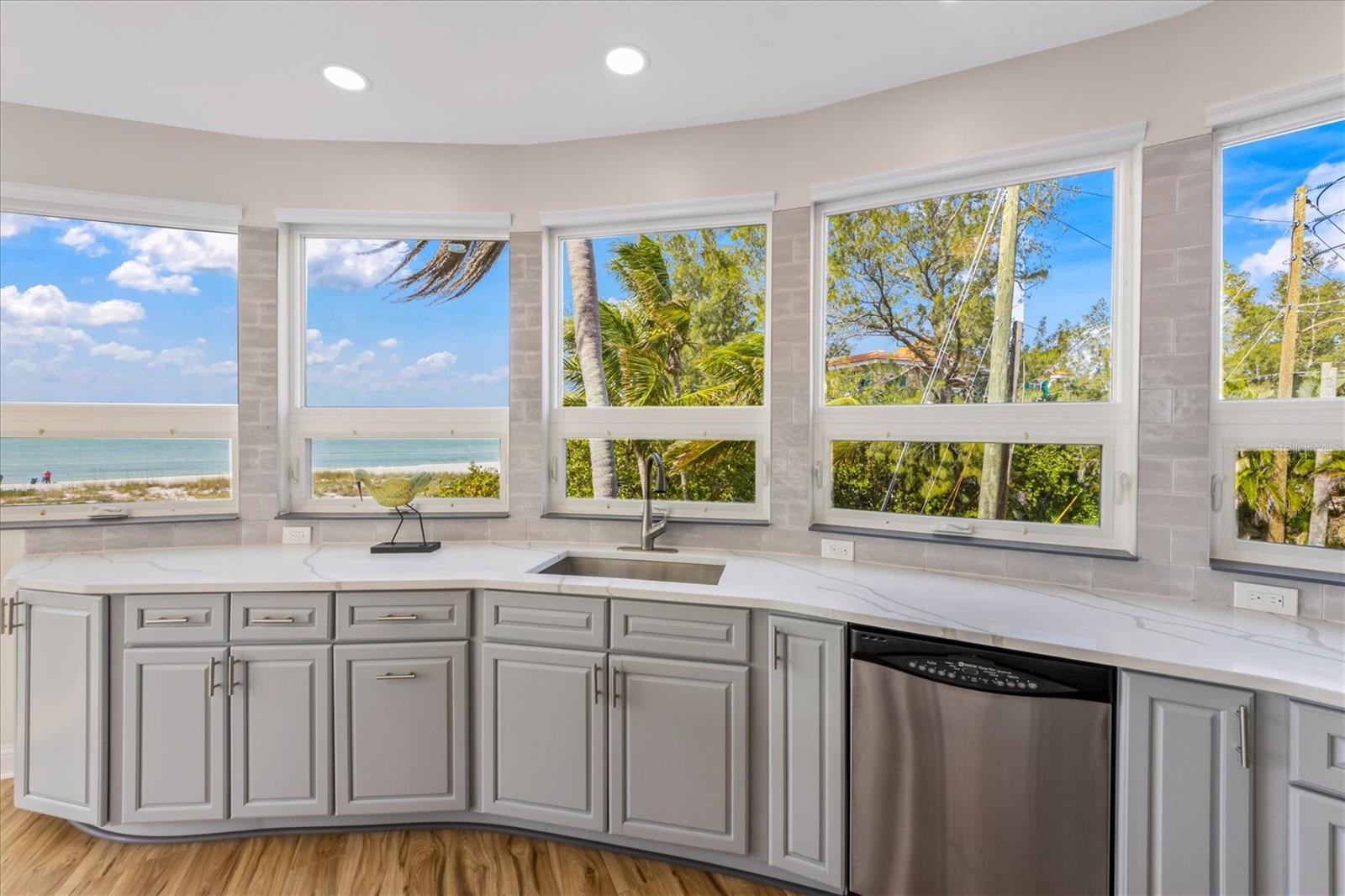 ISLAND PARADISE CONDO - Residential