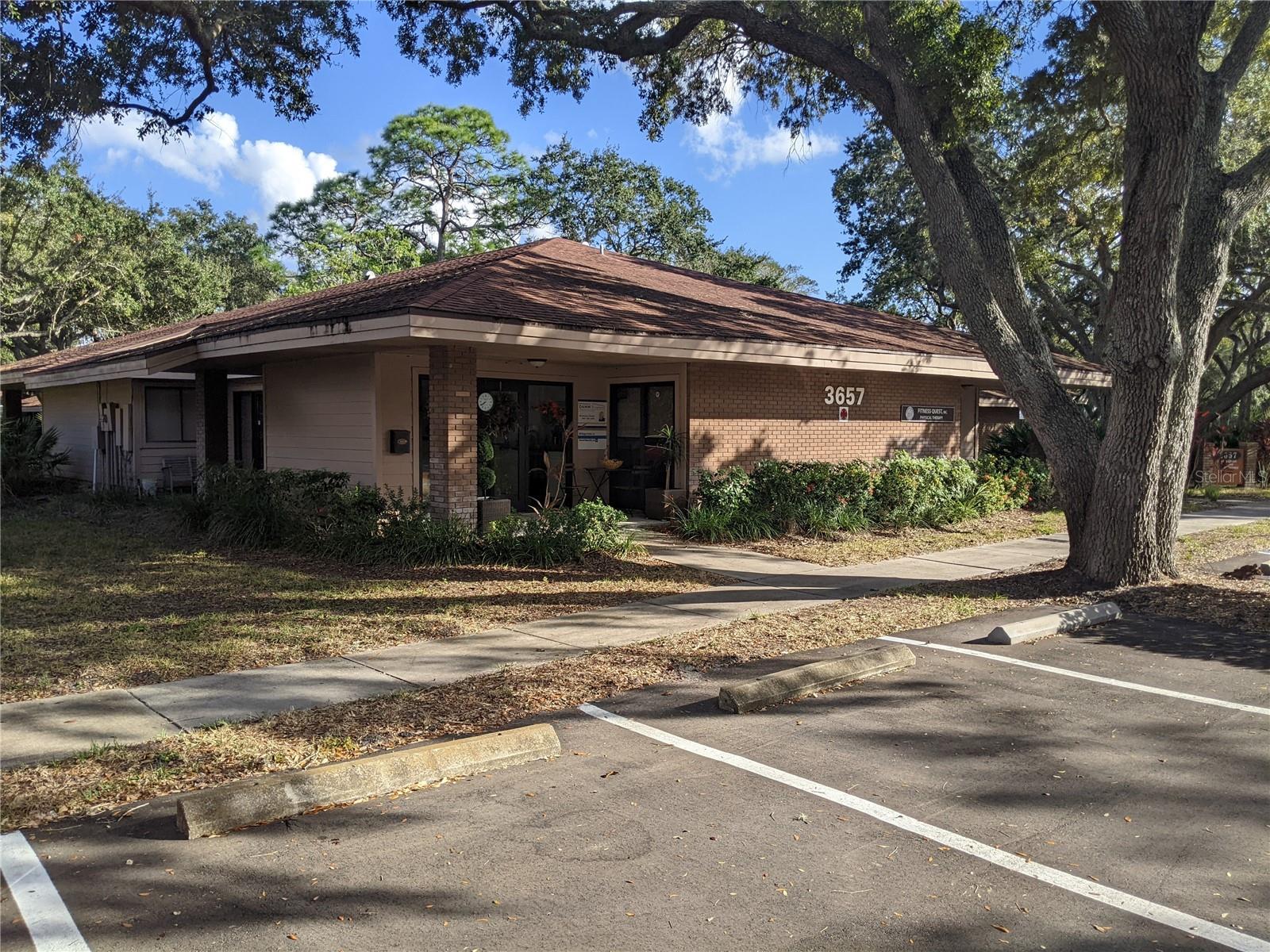 ACREAGE - Commercial Lease