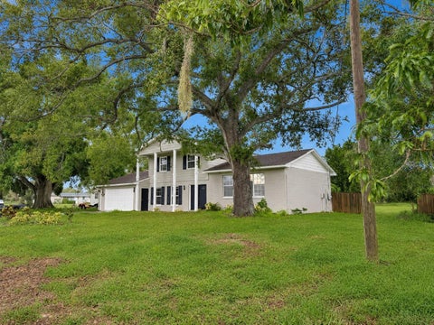 Photo of 118 2nd Street NW, Ruskin, FL 33570 (MLS # S5155401)