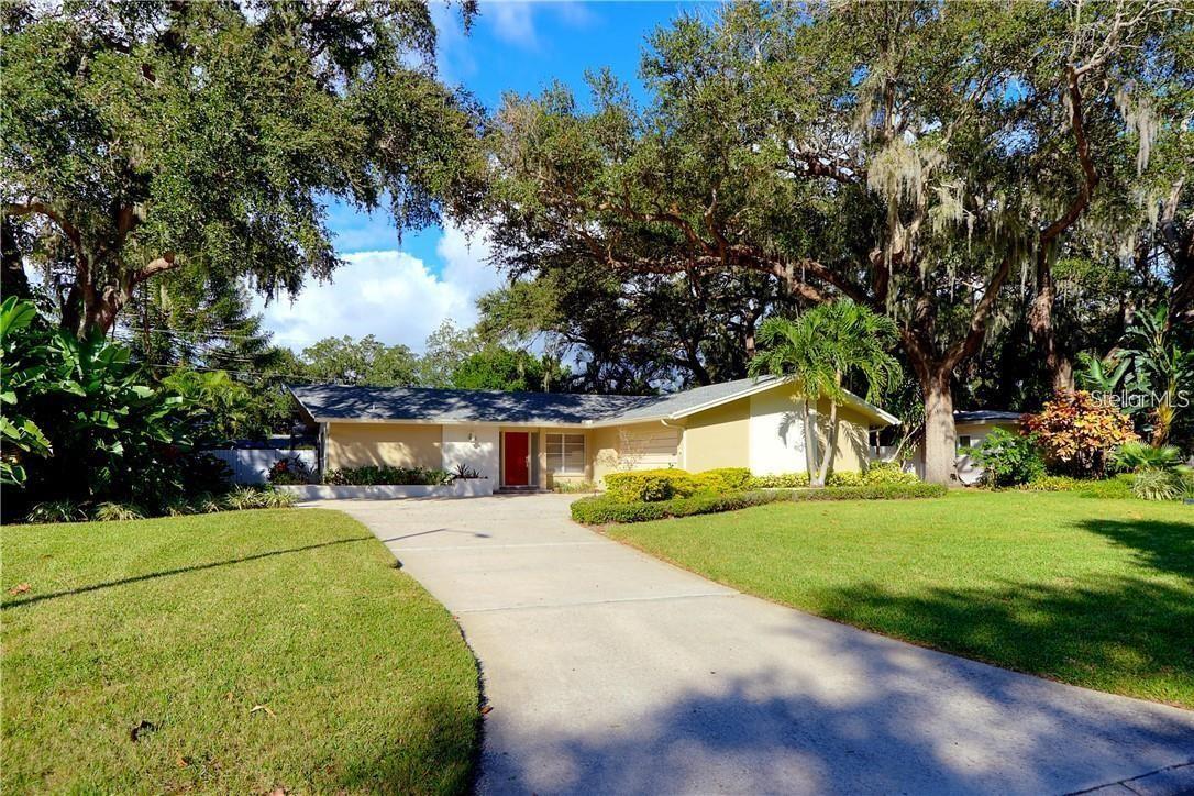 Exceptional 2BR/2BA Pool Home in Sought-After Del Oro Estates Near Safety Harbor. Located in the highly desirable Del Oro Estates neighborhood, this beautifully maintained 2-bedroom, 2-bath home offers spacious living and exceptional amenities. The bright, open-concept floor plan features a large living and dining area perfect for entertaining. The kitchen includes a cozy breakfast nook with views of the landscaped, fenced backyard. Enjoy year-round outdoor living with a screened-in inground pool, Florida room, and professionally landscaped yard. The oversized 2-car garage includes an additional storage area ideal for a golf cart, bikes, kayaks, or workshop space.
Included in Rent: Lawn and landscaping service, pool service, pest control, water softener and reverse osmosis system maintenance, tree and gutter maintenance, whole house air filter.
Del Oro Estates is a well-established neighborhood with access to miles of walking and biking trails, community tennis courts, playgrounds, and nearby waterfront access for kayaking and paddleboarding at Cooper’s Bayou Park. Located minutes from Downtown Safety Harbor, the Ream Wilson Trail, Courtney Campbell Causeway, and multiple Clearwater parks. Conveniently Located: 20 min to Tampa International Airport (TPA), 10 min to St. Pete–Clearwater International Airport (PIE), 20 min to award-winning Clearwater Beach.
This is a rare opportunity to live in one of Pinellas County’s most connected and charming communities.