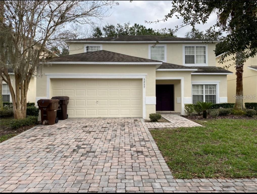 Gorgeous and Spacious single family house in Kissimmee! This unit located on a gated community has ceramic tile throughout the whole first floor and laminated floor throughout the second floor.