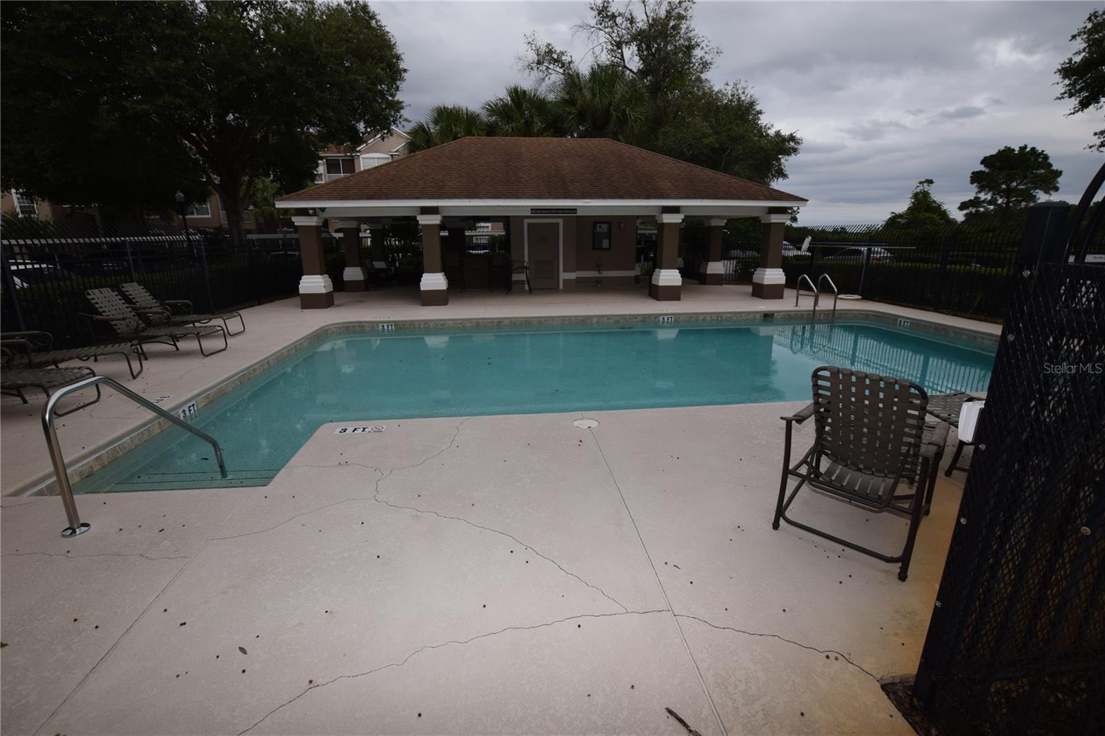 CRESTVIEW CONDO PH 01 - Residential