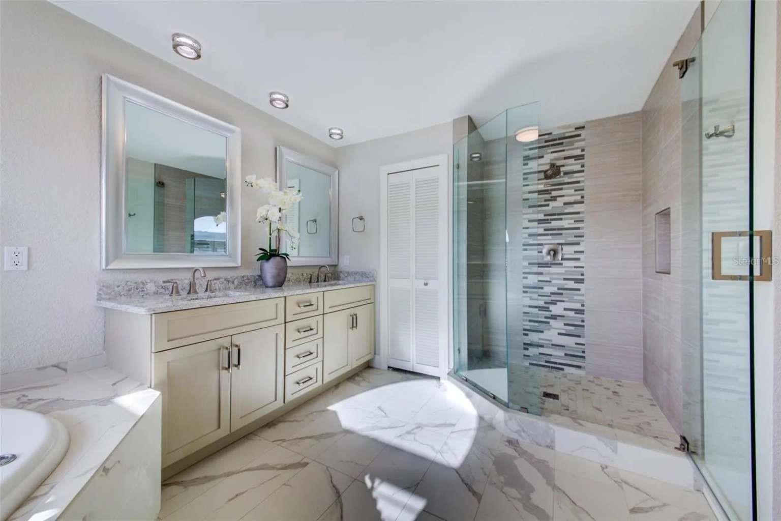 COUNTRY CLUB SHORES - Residential