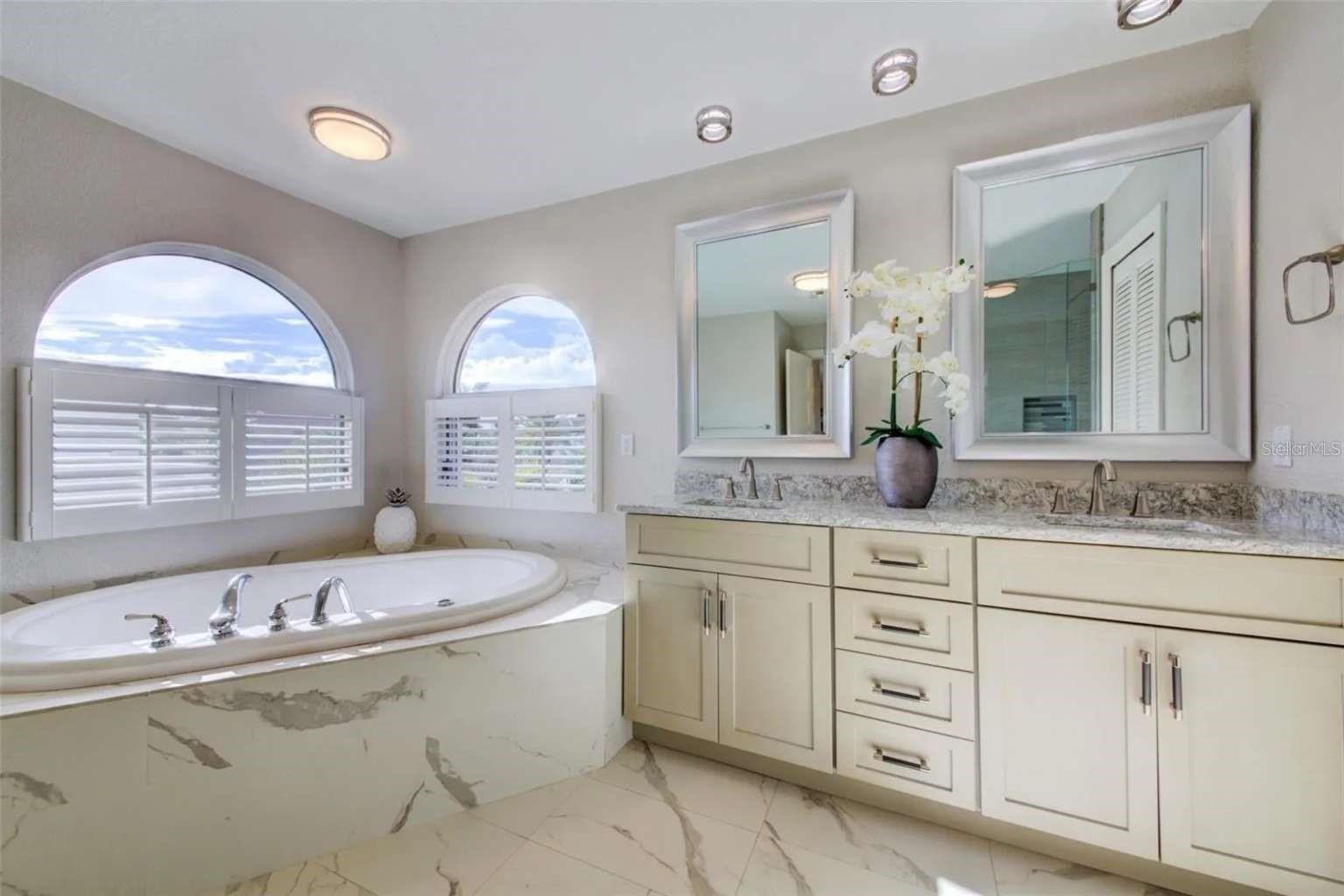 COUNTRY CLUB SHORES - Residential