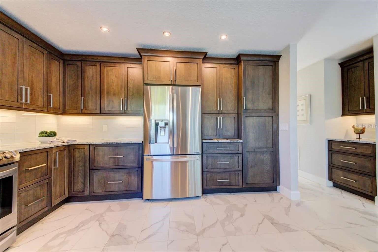 COUNTRY CLUB SHORES - Residential
