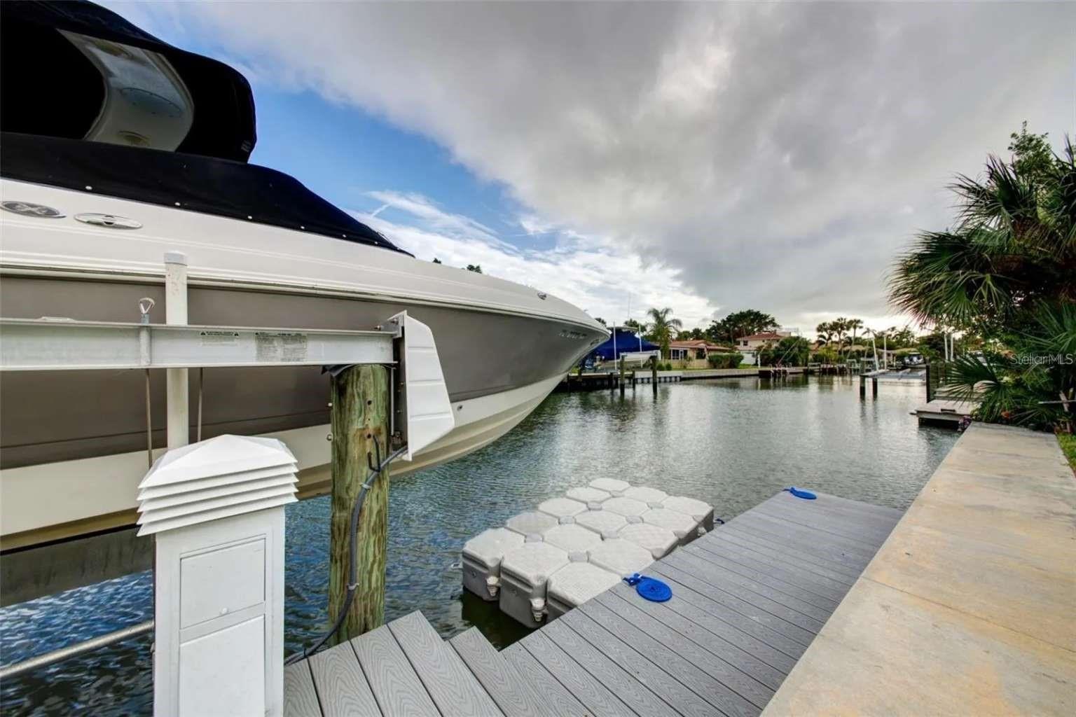 COUNTRY CLUB SHORES - Residential