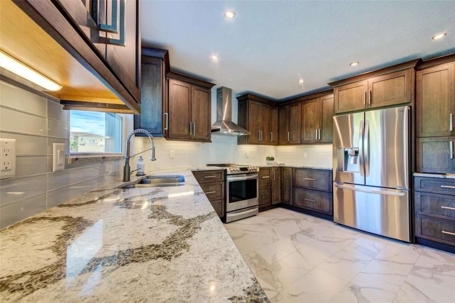COUNTRY CLUB SHORES - Residential