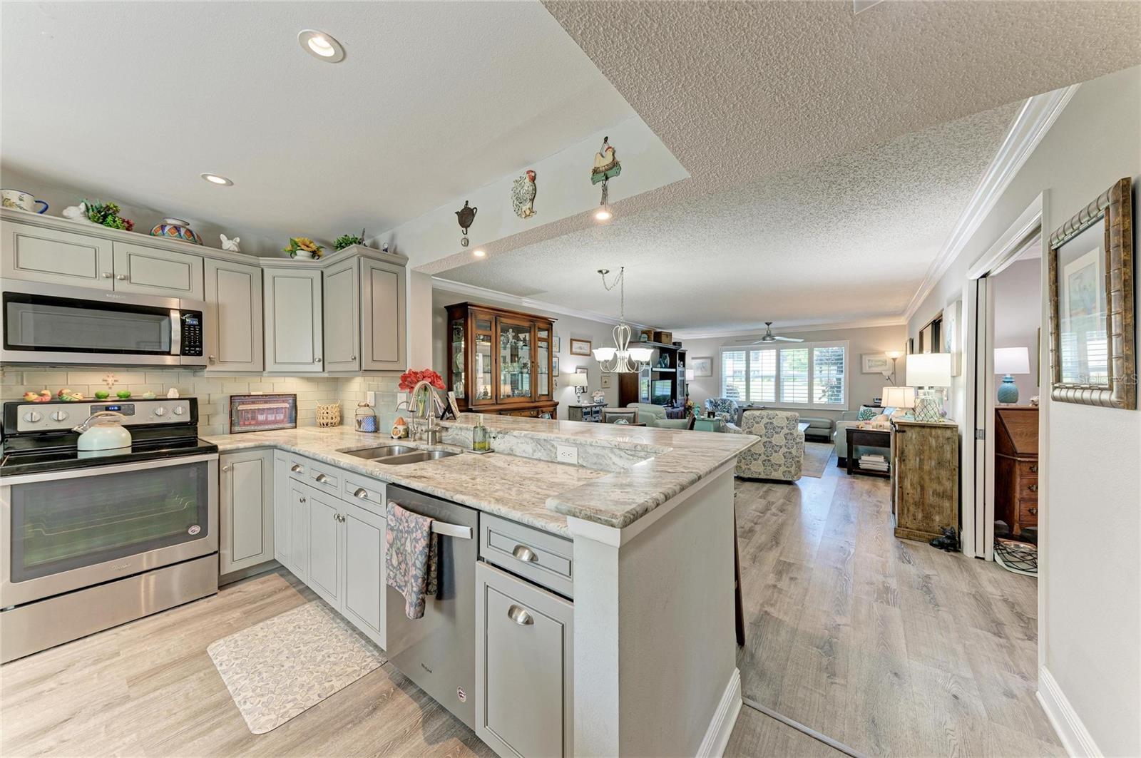 812 SPRING LAKES BLVD., BRADENTON, FL, 34210 2 812 SPRING LAKES BLVD.