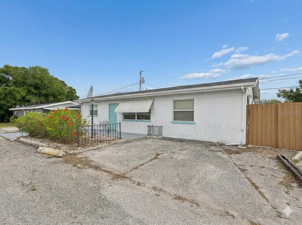 Photo of 10610 98th Terrace, Seminole, FL 33772 (MLS # TB8496056)