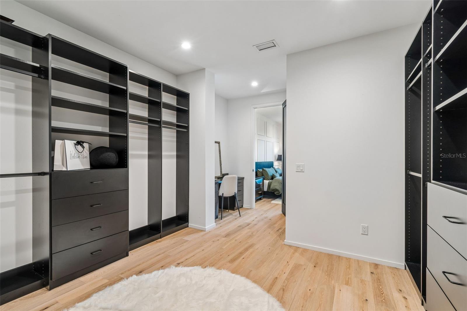 DAVIS POINT - Residential